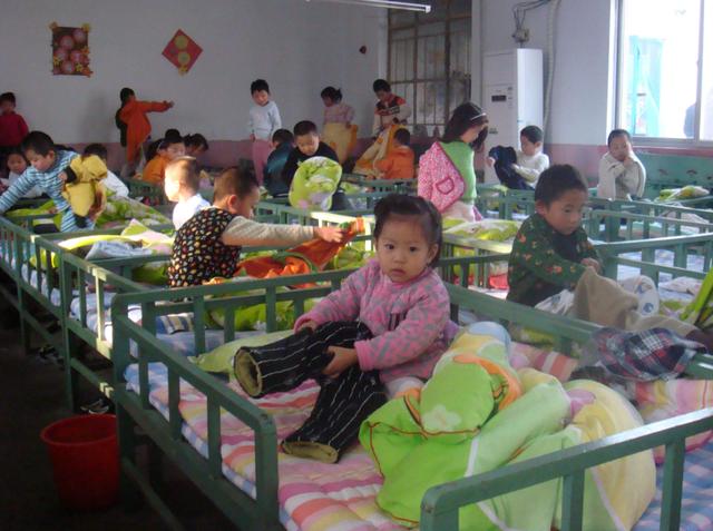 幼师在群里发了几张照片，宝妈却大闹学校，最终园方郑重道歉