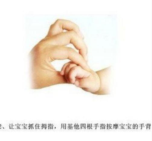 给宝宝做抚触的全套操作