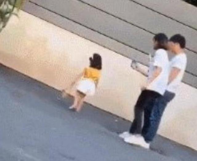 悲哀！二十多岁父母全靠3岁女娃养，动辄打骂不如马戏团里的动物