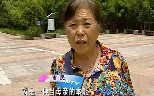漂亮妈妈公交上哺乳被偷拍，还被发到多个微信群：生而为人请善良