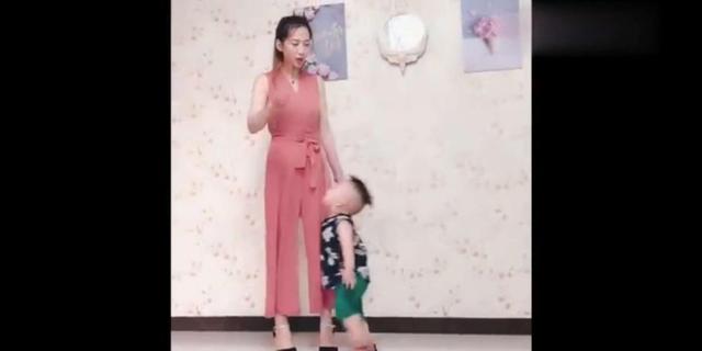妈妈为让萌娃断奶想尽办法，宝宝反应好可怜，网友：斗智斗勇大戏