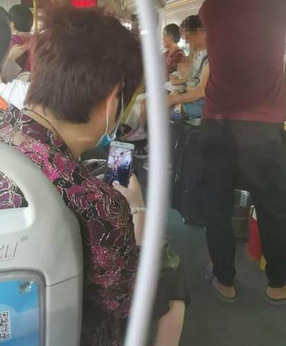 漂亮妈妈公交上哺乳被偷拍，还被发到多个微信群：生而为人请善良