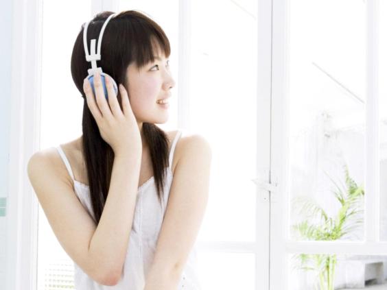 女孩第一次来“亲戚”，若没早于这个年龄，父母偷着乐吧