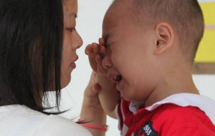 孩子躺在地上撒泼打滚，妈妈根本哄不好，但奶奶一语就让孩子听话