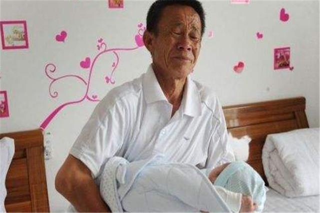 孙子满月爷爷大宴宾客，结果却因面子害了娃性命，儿媳当场晕厥