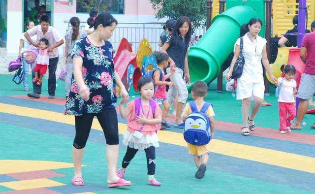 幼师在群里发了几张照片，宝妈却大闹学校，最终园方郑重道歉