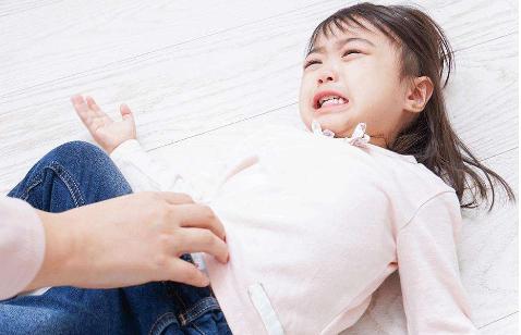 孩子躺在地上撒泼打滚，妈妈根本哄不好，但奶奶一语就让孩子听话