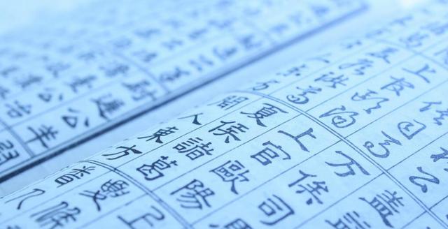 爸爸姓“操”，不同意女儿随自己姓，爷爷随口取名，全家直呼霸气