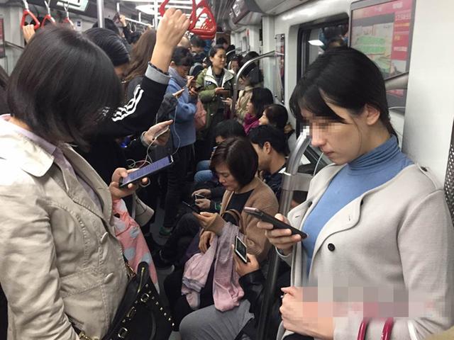 地铁上宝妈掀衣喂奶引来嫌弃，妈妈对此回怼，让车厢瞬间安静