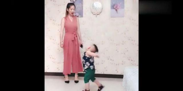 妈妈为让萌娃断奶想尽办法，宝宝反应好可怜，网友：斗智斗勇大戏