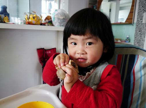 别管婆婆带娃多强势，孩子未满1周岁，这3样辅食一定不给宝宝吃