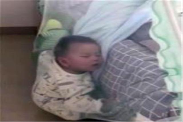 妈妈一觉醒来后发现孩子不见了，绕床一圈后，看到的画面乐了