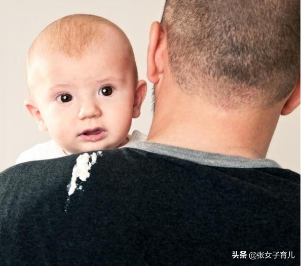 小宝宝出现吐奶怎么办？这2种错误应对方法，很多宝妈都在犯