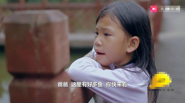 6岁小女孩在公园绑爸爸在椅子上，爸爸醒来后，幸福了