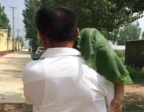 姥爷带娃出门爆红网络，用叶子给宝宝遮阳，网友：最狂野姥爷