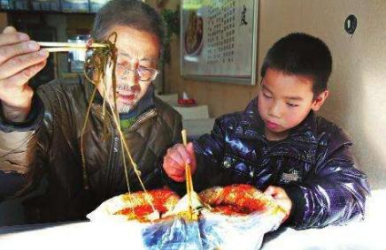 追娃喂饭，看似爱娃实则坑娃！孩子吃饭难，5找统统解决