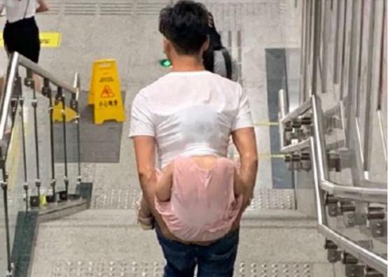 搞笑打伞合集，孩子：我承受了这个年纪不该承受的无奈