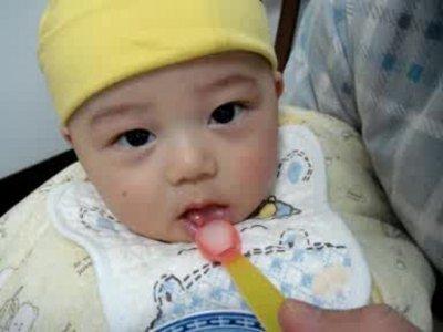 别管婆婆带娃多强势，孩子未满1周岁，这3样辅食一定不给宝宝吃