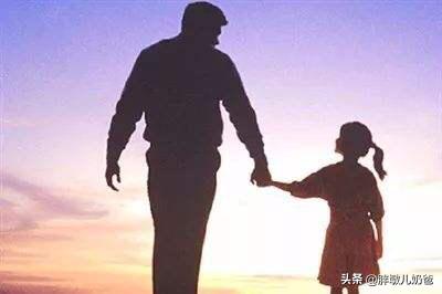 女儿总对爸爸做这种事，妈妈知道原因后，觉得爸爸是自食其果