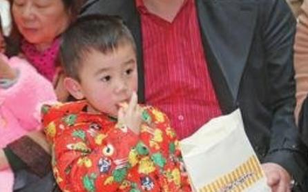 揪心！5岁女娃胆结石，医生警告：吃一口都是坑娃，家长别犯错
