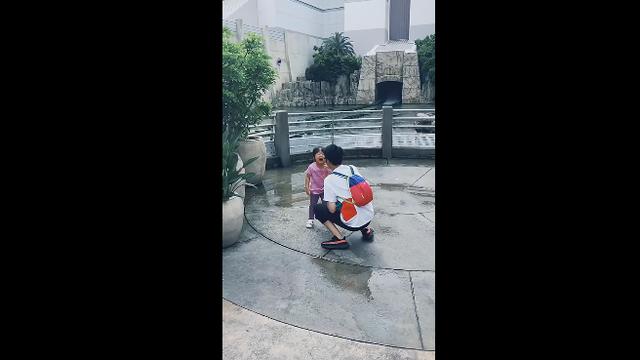 萌娃被水上游艇贱一身水大哭，爸爸只顾着拍照，亲妈：晚上睡沙发