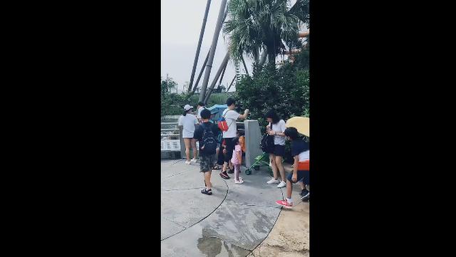 萌娃被水上游艇贱一身水大哭，爸爸只顾着拍照，亲妈：晚上睡沙发