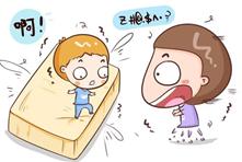 八个月宝宝会爬行，管也管不住，那么如何预防孩子坠床？
