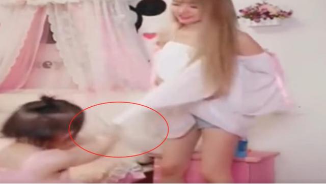 这女儿是没法要了，妈妈一回家她就这样，网友：心都软化了