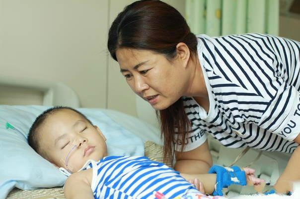 6岁男孩冲完澡后昏迷，抢救3小时捡回一条命，夏季可别给娃这样洗