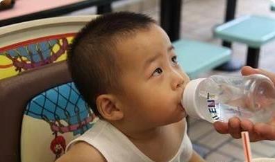 4岁女童喝水进医院，医生提醒：3个时间段别给娃喝水，易脾虚积食