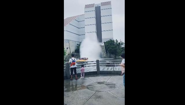 萌娃被水上游艇贱一身水大哭，爸爸只顾着拍照，亲妈：晚上睡沙发