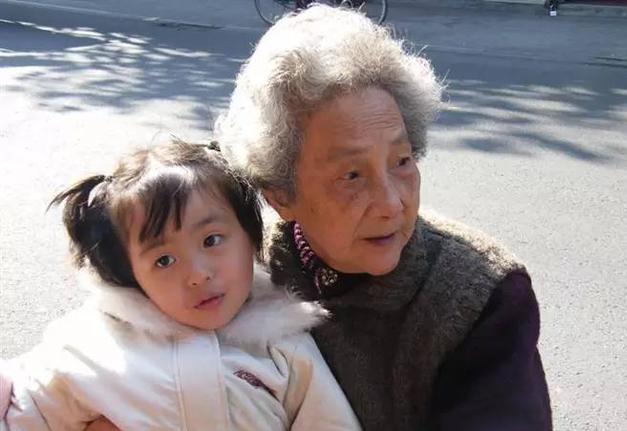 4岁女童喝水进医院，医生提醒：3个时间段别给娃喝水，易脾虚积食
