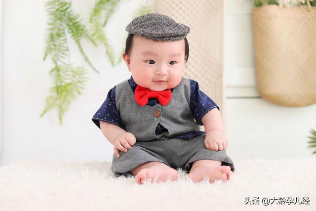 帮助宝宝保护牙龈，从小宝宝开始就要学会清洁保护
