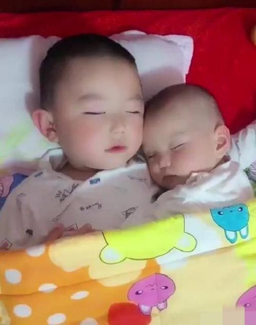 3岁哥哥哄2岁弟弟睡觉，妈妈掀开被子一看，这睡姿简直太暖心