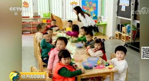 首批二孩们该入园了！幼儿园好进吗 有地方幼儿园开启摇号模式