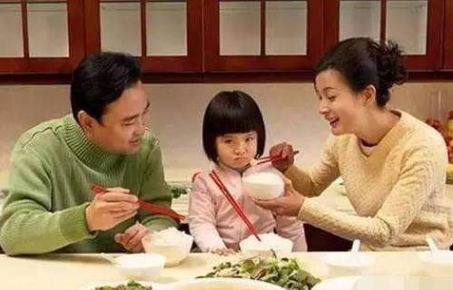 孩子吃饭全靠追着喂？没必要，这4招学到手，宝宝听话自己吃饭