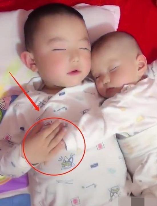 3岁哥哥哄2岁弟弟睡觉，妈妈掀开被子一看，这睡姿简直太暖心