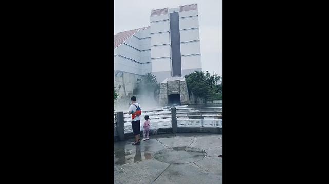 萌娃被水上游艇贱一身水大哭，爸爸只顾着拍照，亲妈：晚上睡沙发