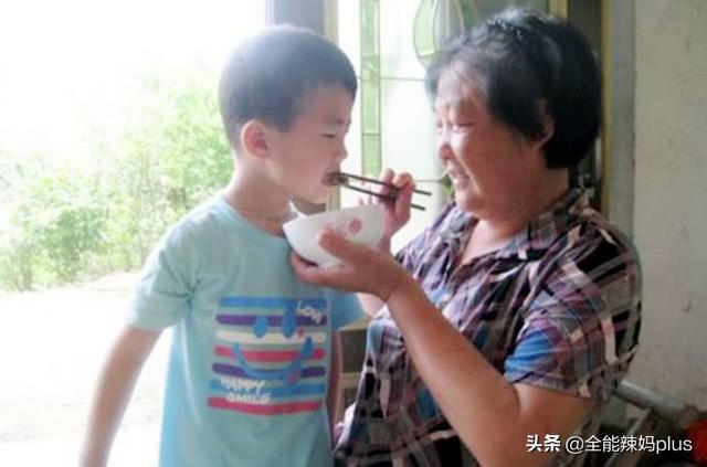 “妈妈，奶奶说你又笨又懒！”妈妈一句话巧妙回答，情商太高了