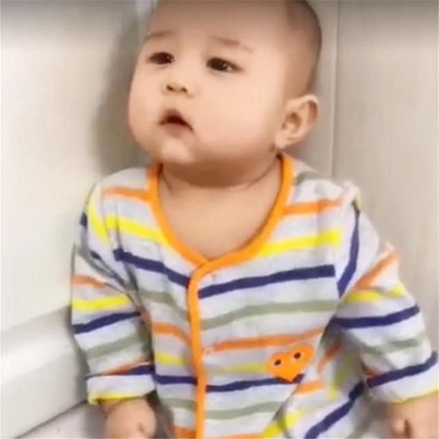 1岁宝宝被妈妈罚站，接下来宝宝的举动，妈妈的心都要萌化了