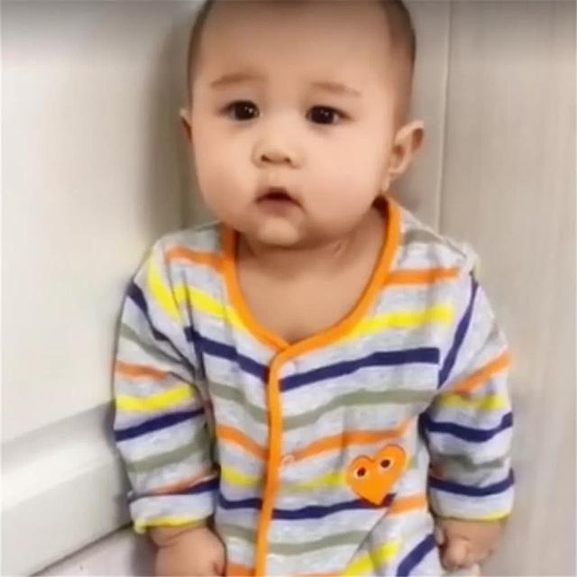 1岁宝宝被妈妈罚站，接下来宝宝的举动，妈妈的心都要萌化了