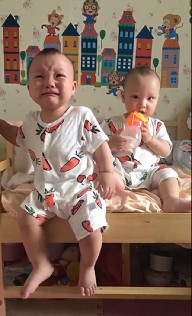 哥哥不敢下床一直哭，弟弟看不下去了，接下来的一脚，完美神助攻