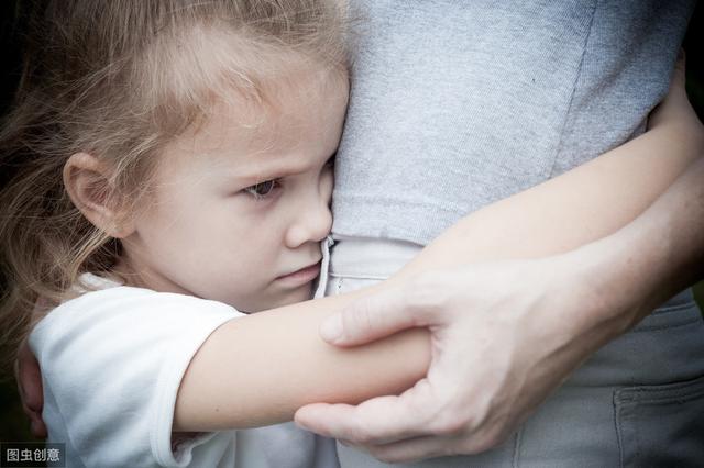 孩子认生就是胆小，要多锻炼？错！家长还须这样正确引导