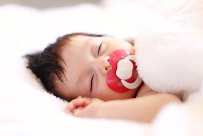 为什么孩子非要大人陪着才能入睡？背后的原因你知道吗？