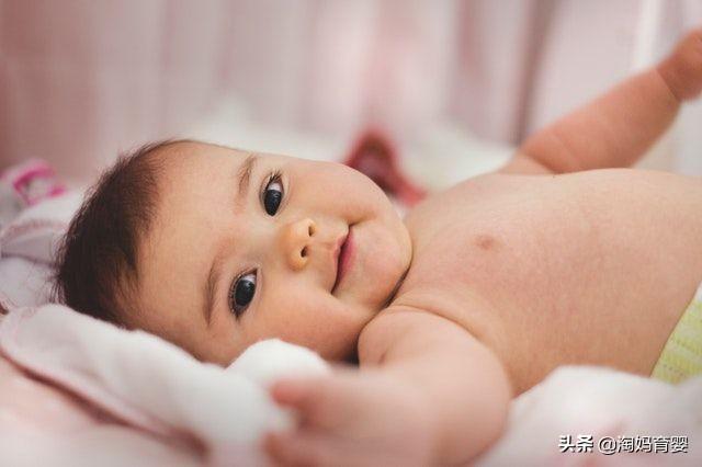 孩子4个月还不会翻身？妈妈别急，几个小动作可以帮忙