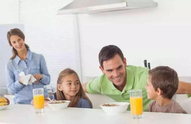 耳朵上的洞洞，摸摸就手术？孩子的好奇心您得控制住