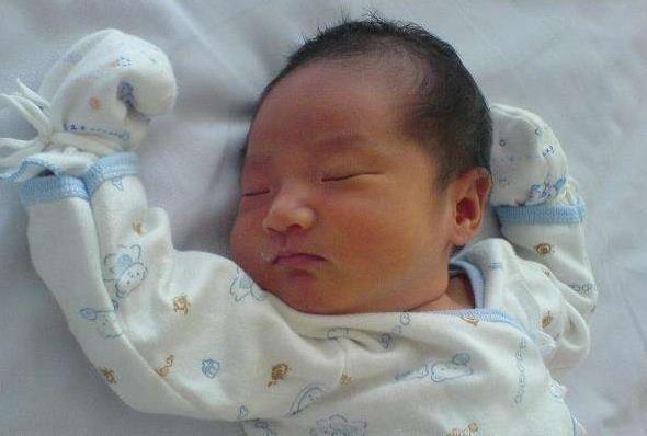宝宝睡觉时，为什么会抿嘴偷笑？新生儿的小秘密，你知道几个