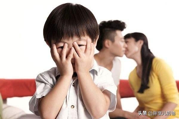 4岁宝宝说：爸爸不要压着妈妈了，妈妈的回应，很有教育意义