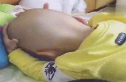 孩子睡着时被妈妈偷偷剃成光头，醒来后的反应，把妈妈逗乐了
