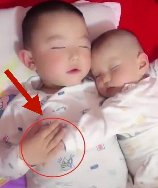 大宝哄二宝睡觉，妈妈掀开被子看见暖心一幕，谁说二胎家庭多不幸